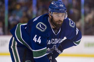 Vancouver Canucks Erik Gudbranson signs 3-year extension