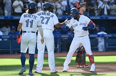 Teoscar Hernandez Drives it Home for the Jays