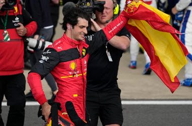 carlos-sainz-waves-the-Spanish-flag-after-winning-his-first-Fformula-1-gp-at-silverstone-on-Sunday.