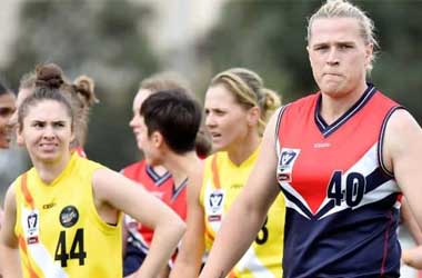 Hannah Mouncey playing Australian rules football against women